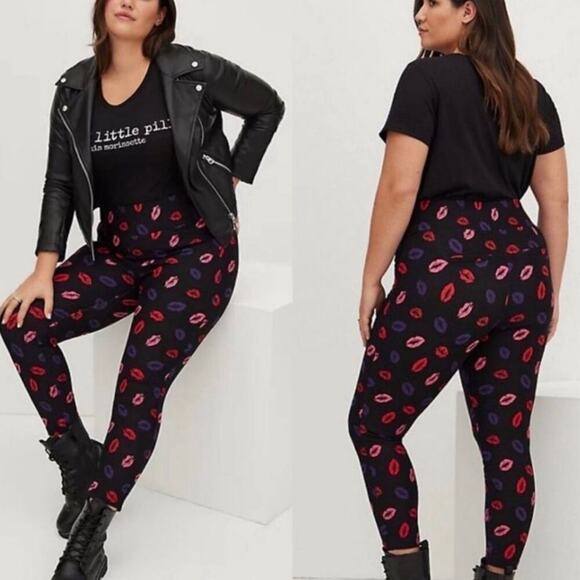 NWT TORRID Lip Print Ponte High Rise Skinny Studio Pixie Pants Sz. 2 or a 2X - Picture 1 of 6
